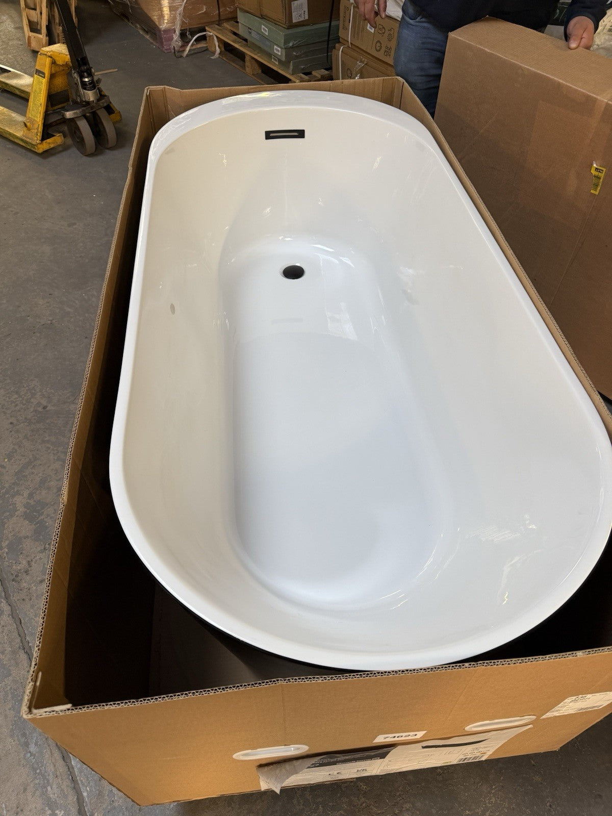 GoodHome Huron Matt Black Acrylic Oval Freestanding Bath (L)1700mm (W)750mm