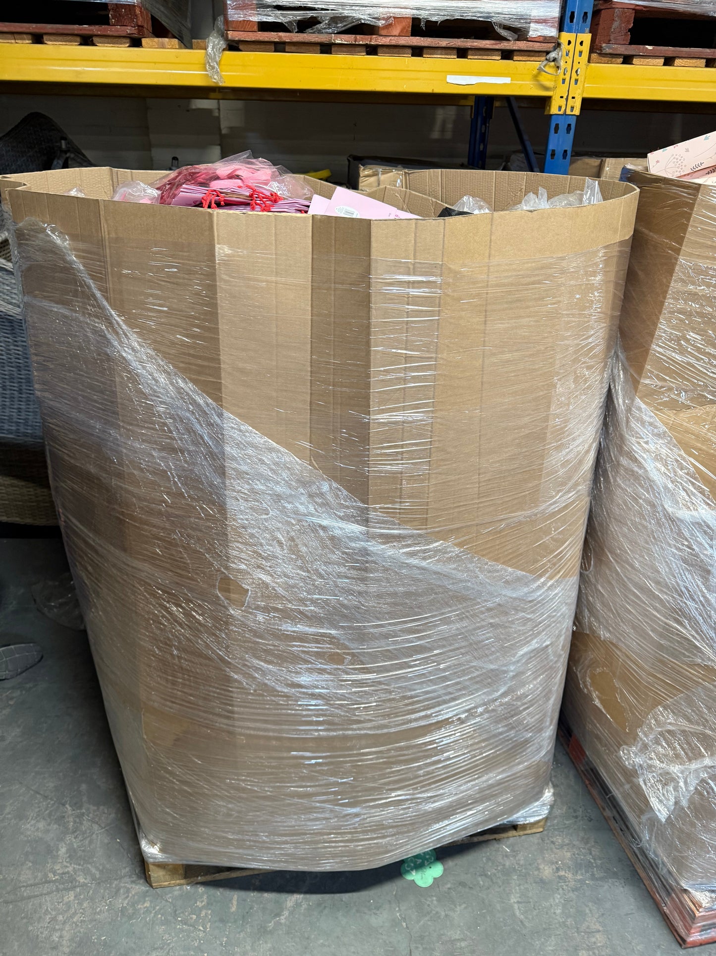 Seasonal Gift Bags Overstock Pallet Joblot Wholesale 3,000+ Bags