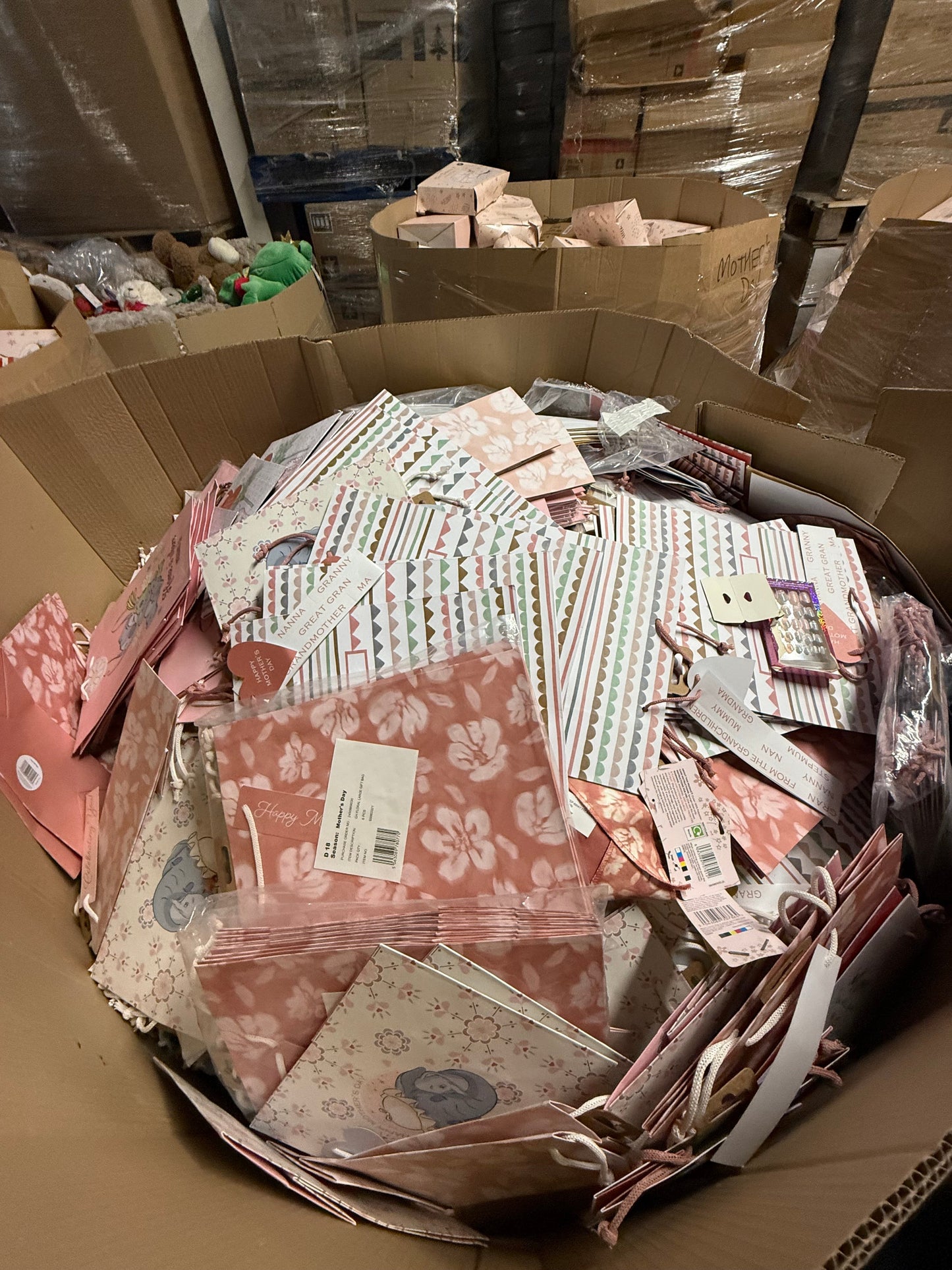 Seasonal Gift Bags Overstock Pallet Joblot Wholesale 3,000+ Bags